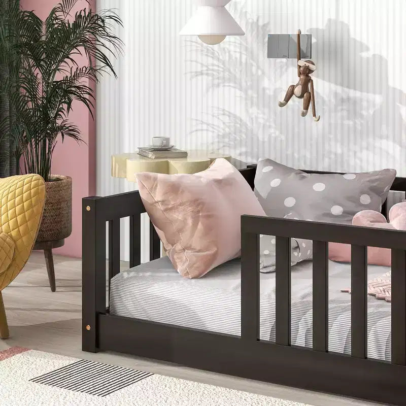 Letto a pavimento per bambini una piazza e mezza con sponde di sicurezza e recinzione