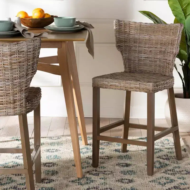 Sgabello da bar ad altezza bancone Enver in rattan e legno di mogano – Grigio Kubu / Tortora rustico