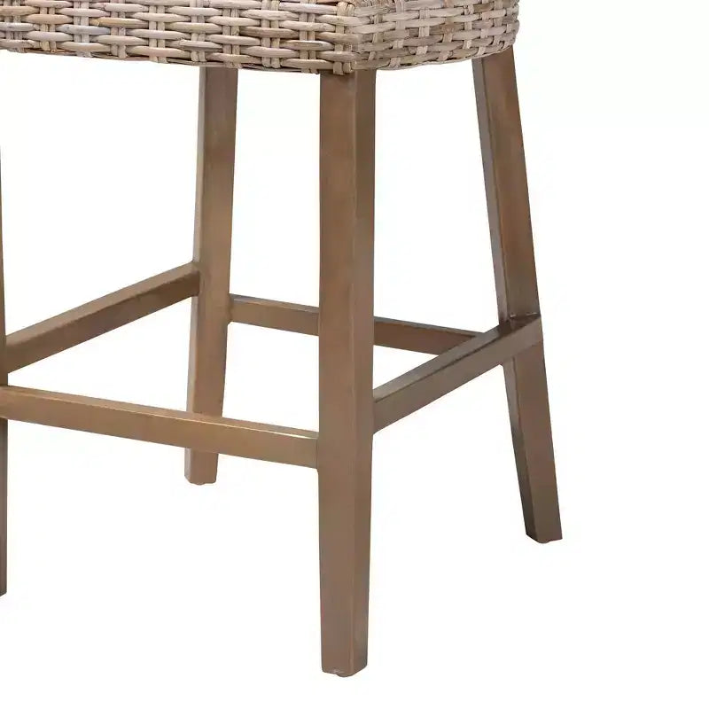 Sgabello da bar ad altezza bancone Enver in rattan e legno di mogano – Grigio Kubu / Tortora rustico