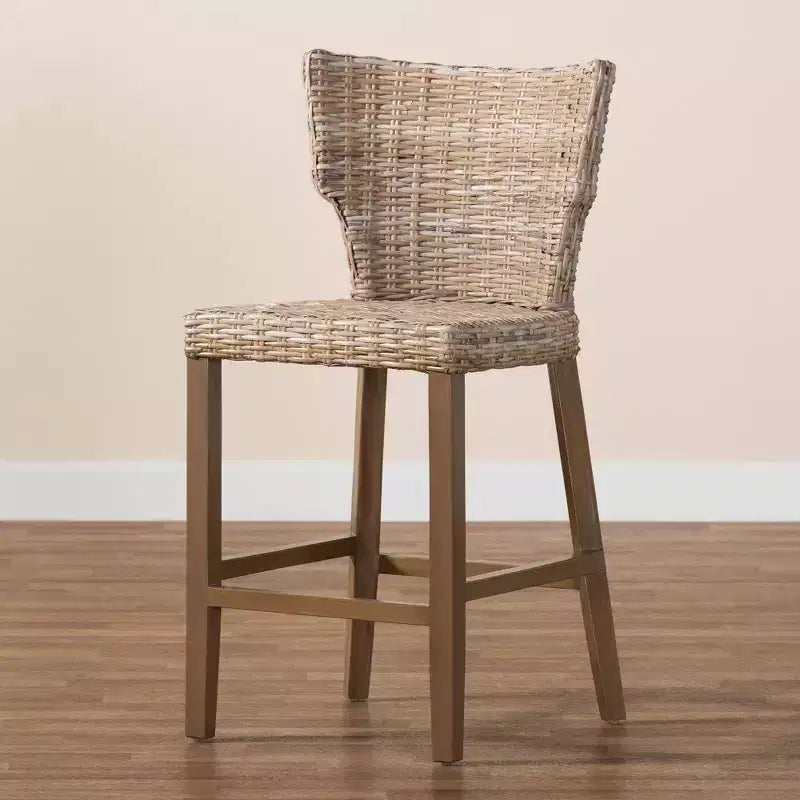 Sgabello da bar ad altezza bancone Enver in rattan e legno di mogano – Grigio Kubu / Tortora rustico
