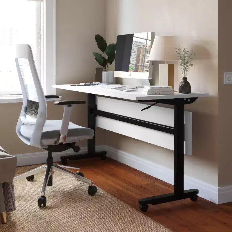 Tavolo da formazione con piano ribaltabile resistente, design impilabile, pannello per la privacy, gambe a T e telaio in metallo