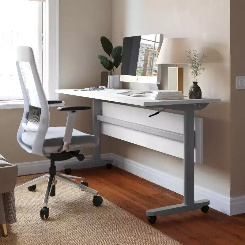 Tavolo da formazione con piano ribaltabile resistente, design impilabile, pannello per la privacy, gambe a T e telaio in metallo